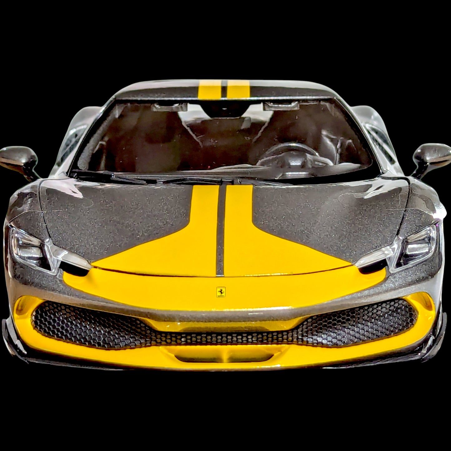 1:18 Maisto - Ferrari 296 GTB Assetto Fiorano - Raya plateada/amarilla (NUEVO) 1/18