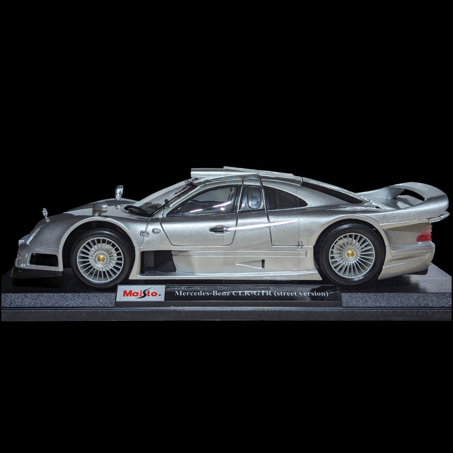 Maisto - Mercedes-Benz CLK-GTR (versión de calle) Plata (NUEVO) 1:18