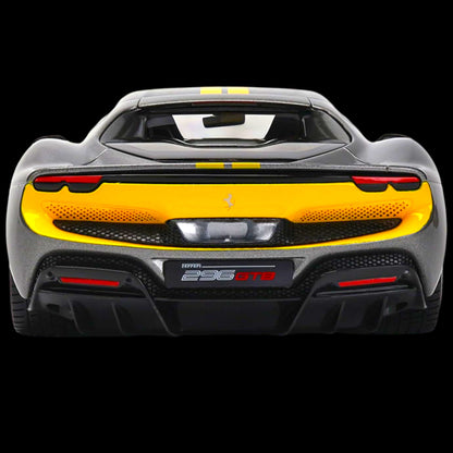 1:18 Maisto - Ferrari 296 GTB Assetto Fiorano - Raya plateada/amarilla (NUEVO) 1/18