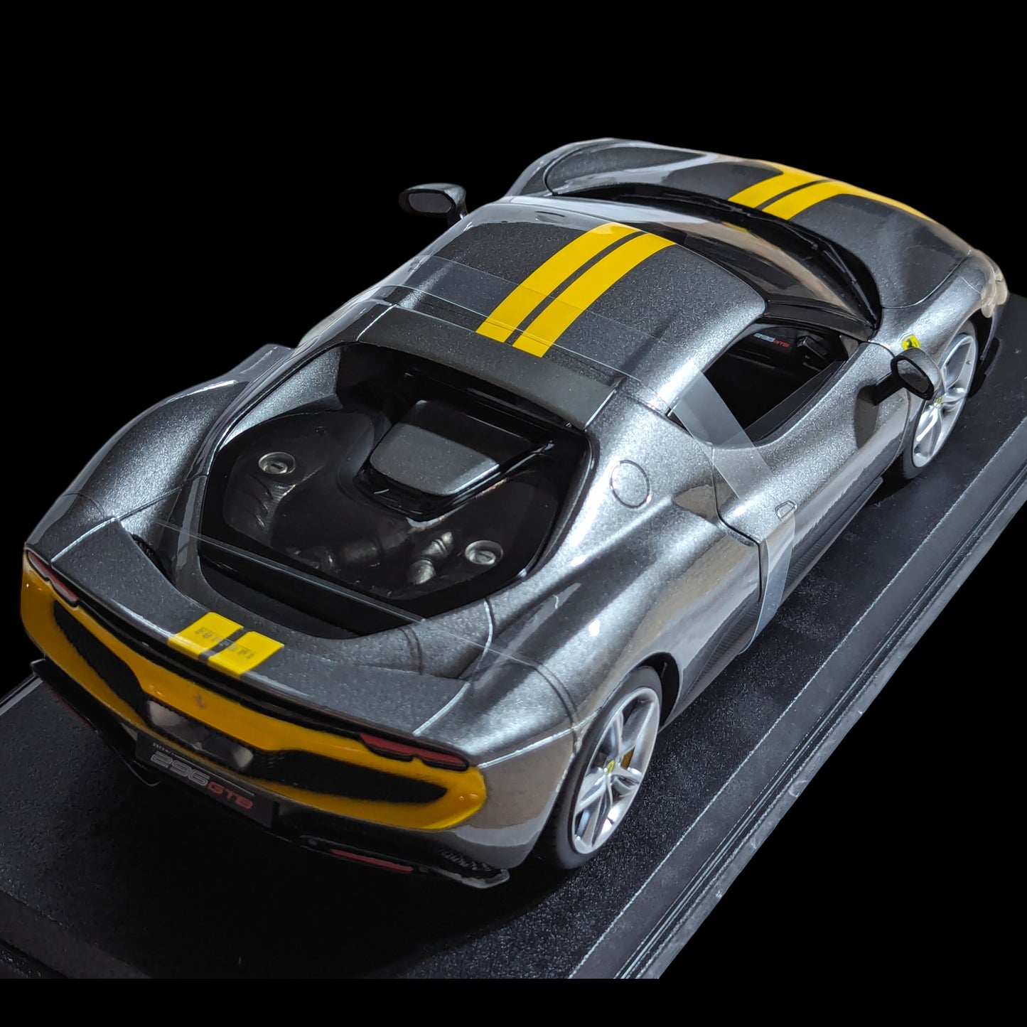 1:18 Maisto - Ferrari 296 GTB Assetto Fiorano - Raya plateada/amarilla (NUEVO) 1/18