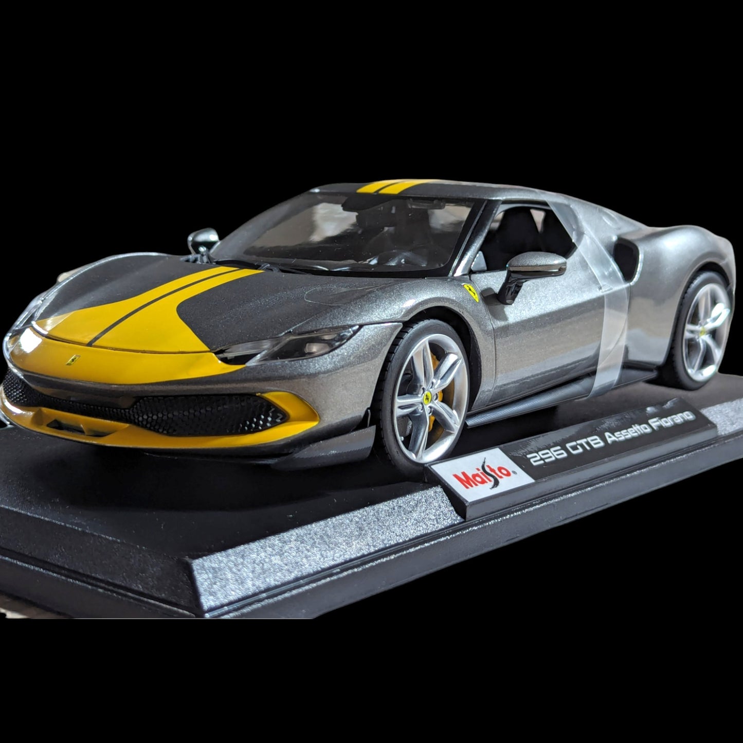 1:18 Maisto - Ferrari 296 GTB Assetto Fiorano - Raya plateada/amarilla (NUEVO) 1/18