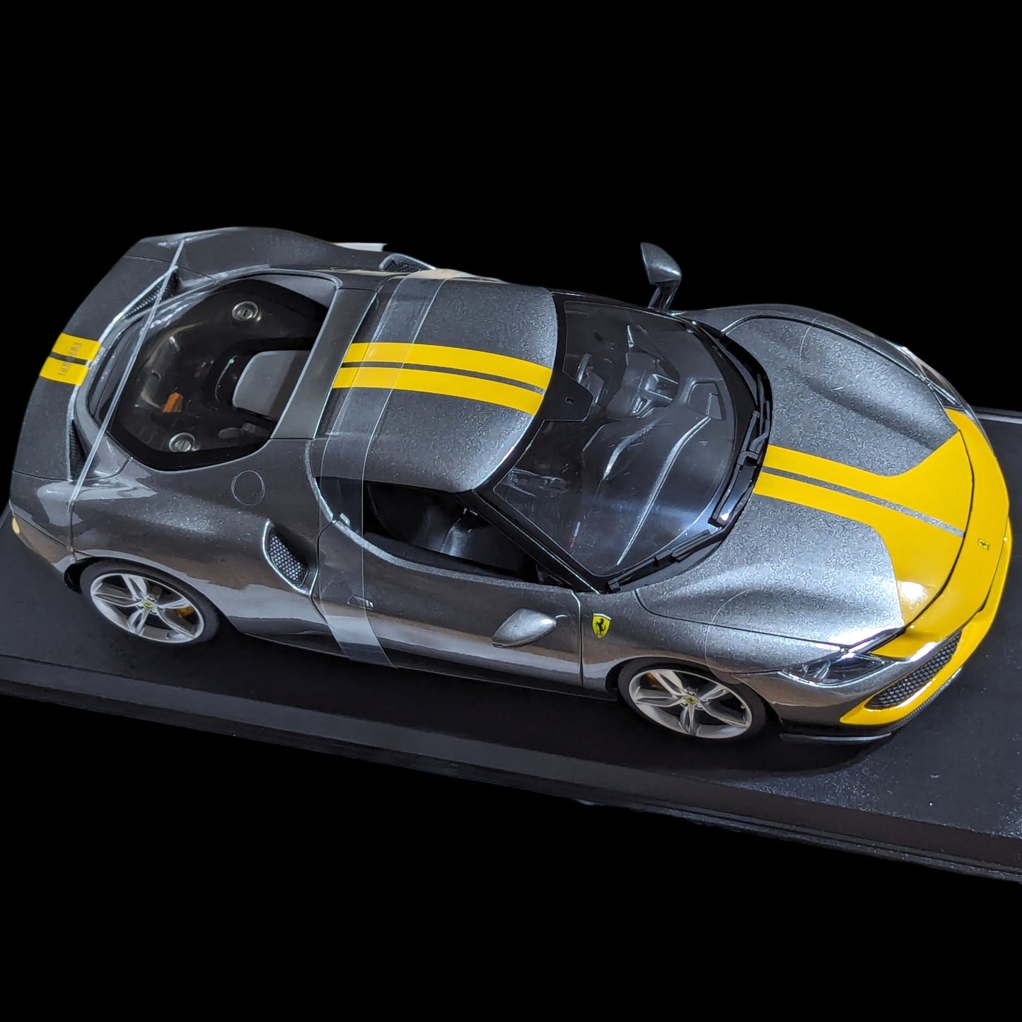 1:18 Maisto - Ferrari 296 GTB Assetto Fiorano - Raya plateada/amarilla (NUEVO) 1/18