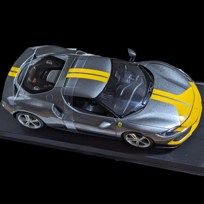 1:18 Maisto - Ferrari 296 GTB Assetto Fiorano - Raya plateada/amarilla (NUEVO) 1/18