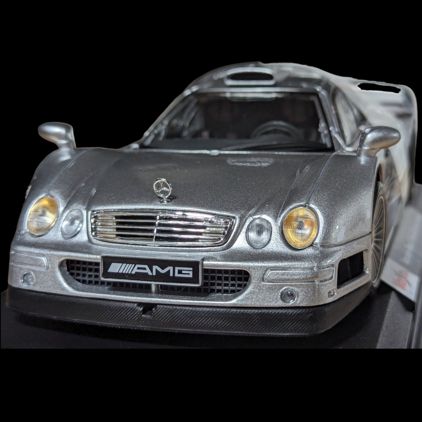 Maisto - Mercedes-Benz CLK-GTR (versión de calle) Plata (NUEVO) 1:18