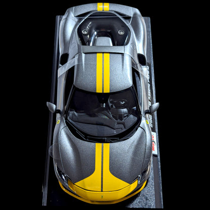 1:18 Maisto - Ferrari 296 GTB Assetto Fiorano - Raya plateada/amarilla (NUEVO) 1/18