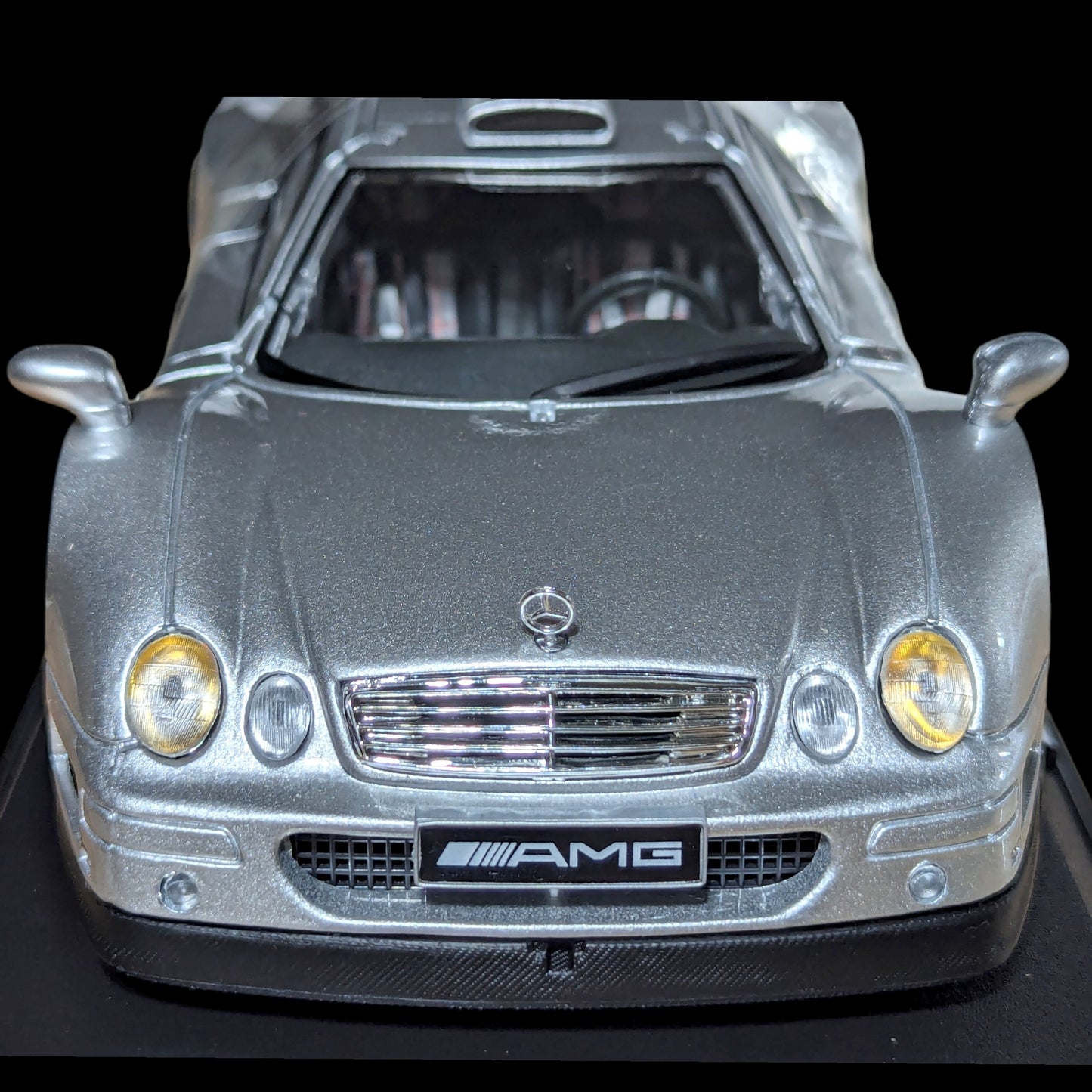 Maisto - Mercedes-Benz CLK-GTR (versión de calle) Plata (NUEVO) 1:18