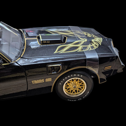 1:18 Maisto Pontiac Firebird Trans Am 1978 - Negro con detalles dorados (NUEVO) 1/18