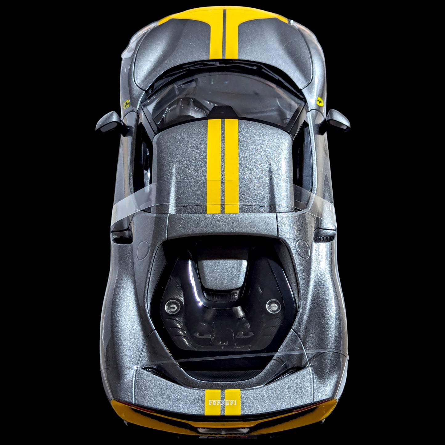 1:18 Maisto - Ferrari 296 GTB Assetto Fiorano - Raya plateada/amarilla (NUEVO) 1/18