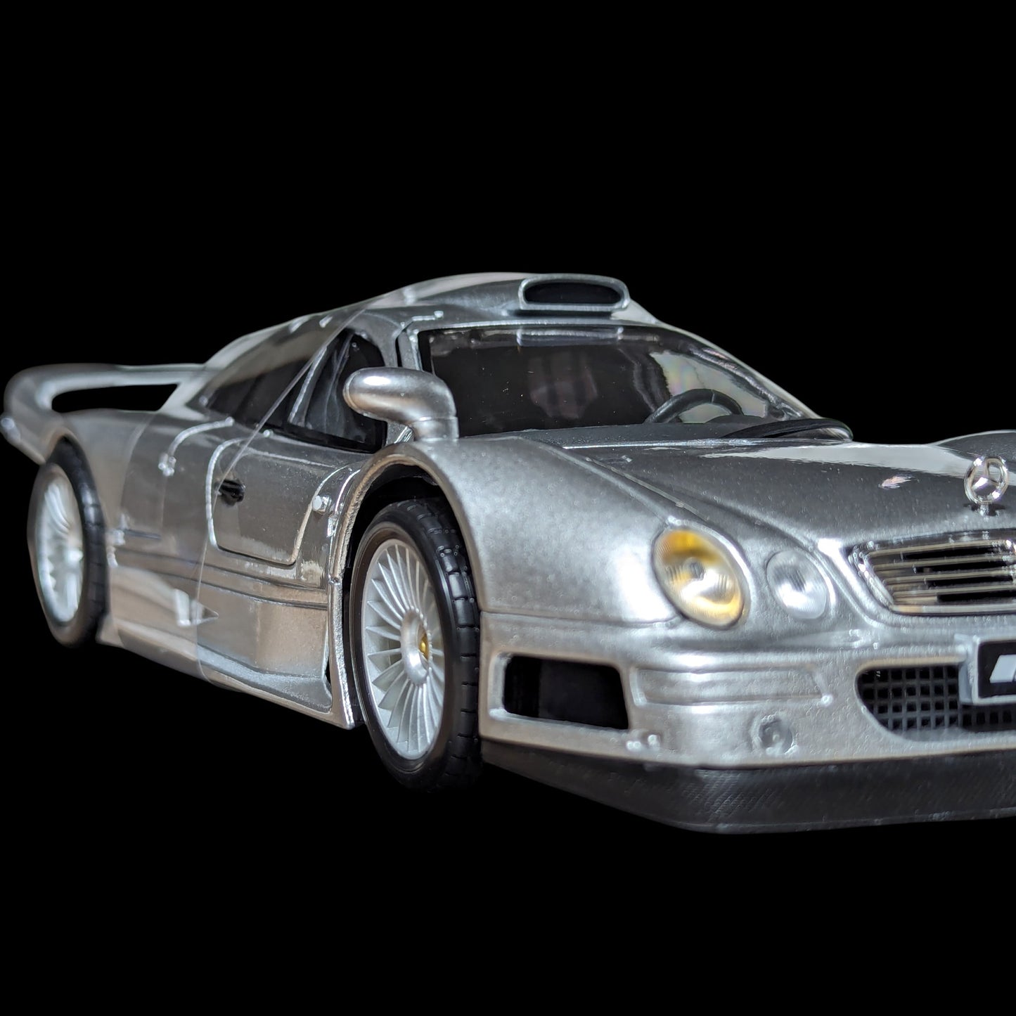 Maisto - Mercedes-Benz CLK-GTR (versión de calle) Plata (NUEVO) 1:18