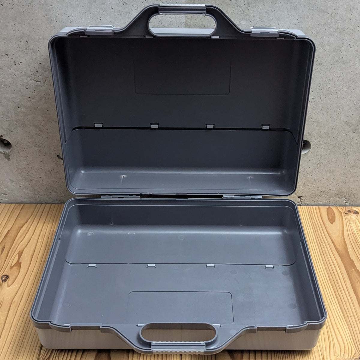 N64- Official Nintendo 64 Super Mario 64 Hard Carrying Case / Briefcase (With Moulded Console Tray)