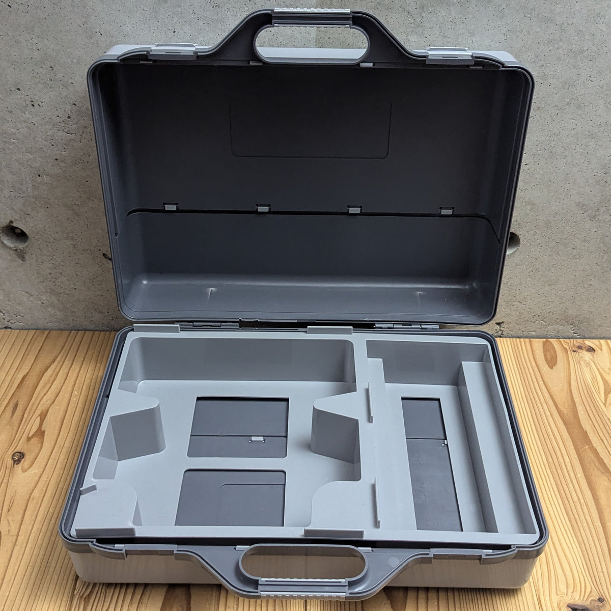 N64- Official Nintendo 64 Super Mario 64 Hard Carrying Case / Briefcase (With Moulded Console Tray)